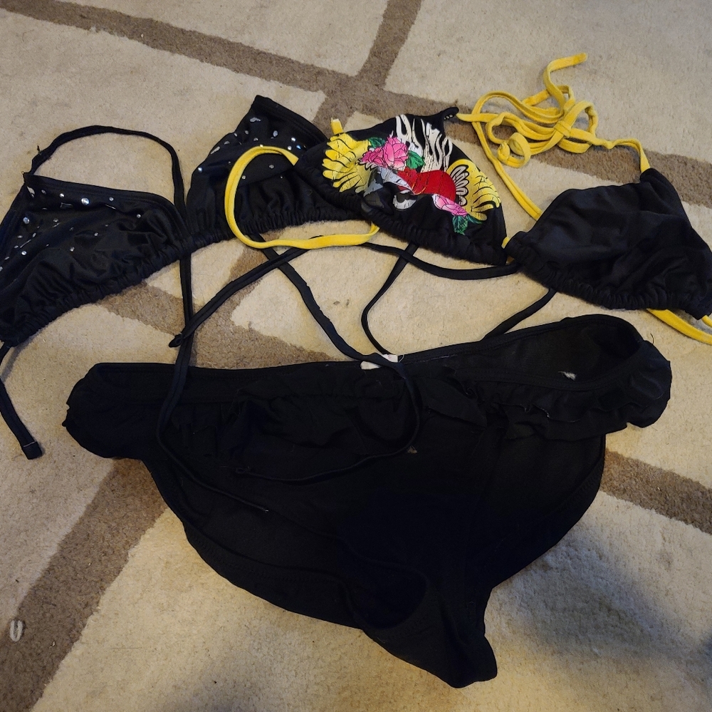 Bikini.. 2 tops 1 bottom